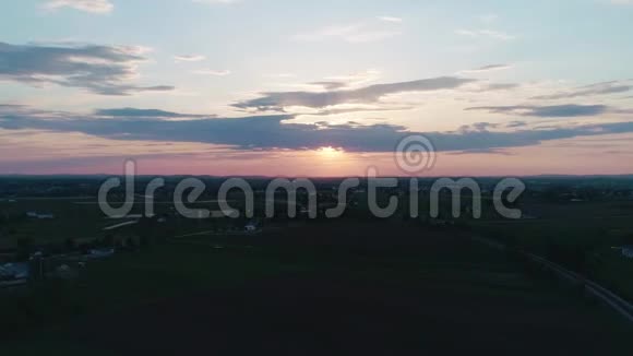 日落横跨阿米什农场的土地正如一位医生看到的视频的预览图