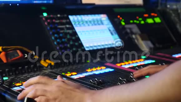 男性DJ调整控制在混合控制台在夜总会DJ调音师音乐控制台DJ专业射击视频的预览图