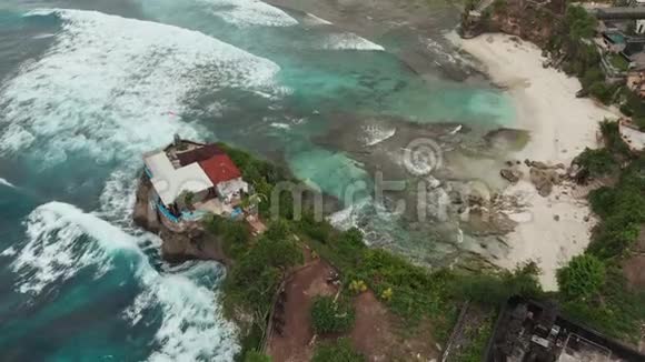 美丽海岸线的努沙钦宁安岛印度尼西亚空中观景视频的预览图