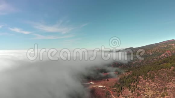 空中射击美丽的圆形飞行超过体积纹理云在红色火山谷在一个视频的预览图