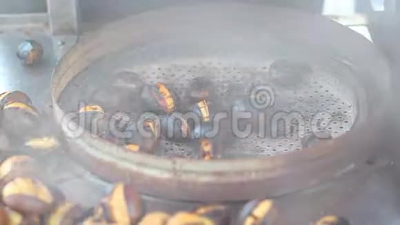 土耳其街头美食烤栗子烤架视频的预览图