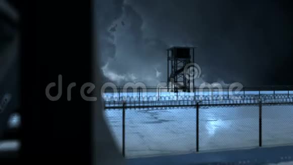 暴风雨之夜两个瞭望塔的边境围栏视频的预览图