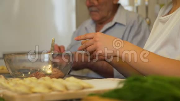 男女包肉饺子视频的预览图