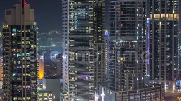 从高空夜晚的时间推移看迪拜码头的各种摩天大楼和塔楼视频的预览图