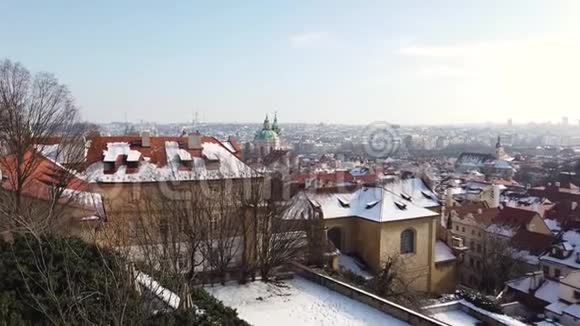 布拉格是捷克共和国的首都冬天从城堡到小镇的风景视频的预览图