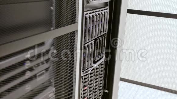 IT顾问在数据中心的集群中安装刀片服务器视频的预览图