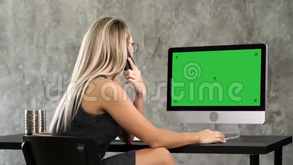漂亮的年轻女商人在电脑上工作打电话绿色屏幕模拟显示视频的预览图