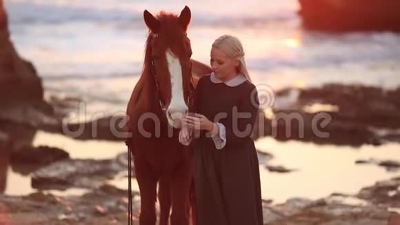 在岩石海岸骑着马的女人视频的预览图