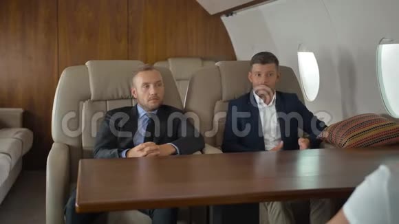 商界人士在商界讨论私人飞机扶手椅视频的预览图