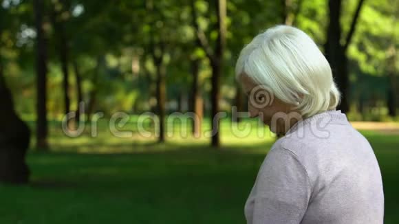 孤独的祖母记得她快乐的童年独自坐在公园里视频的预览图