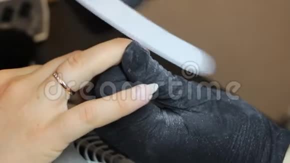 美甲师在美容院为修指甲磨指甲指钉处理打磨抛光视频的预览图