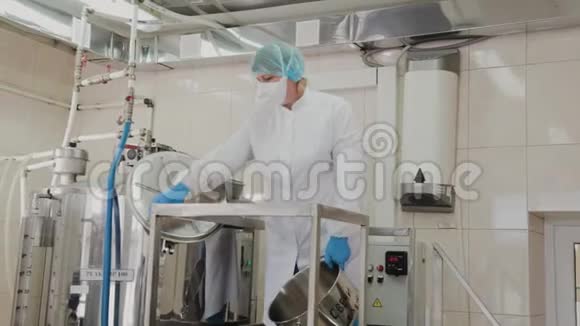 女科学家将原料放入反应堆中准备药品视频的预览图