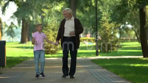 男孩告诉祖父上学的日子信任的关系和友谊视频的预览图