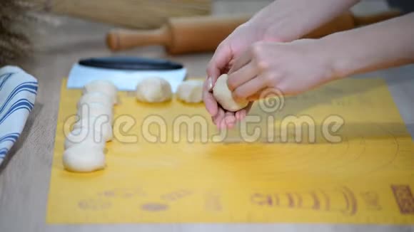 女人的手卷面包卷面团女孩手在桌子上用面粉揉面视频的预览图