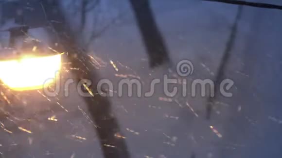 恶劣的天气雨和湿雪反射夜灯夜里在城里下雪视频的预览图