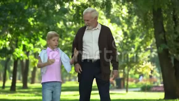兴奋的男孩告诉爷爷的印象保密的谈话友谊视频的预览图