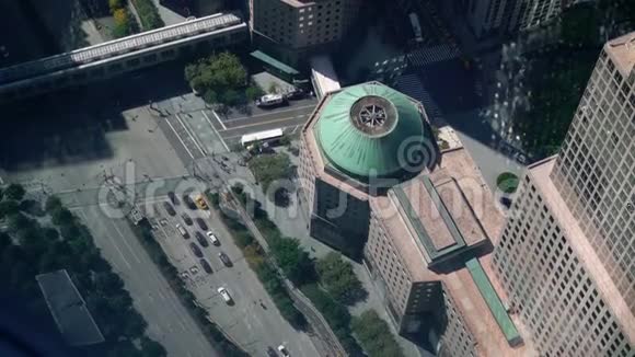 从顶部俯瞰美国纽约市的摩天大楼曼哈顿市中心金融中心视频的预览图
