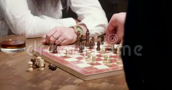 在下棋的时候男人会得到一个同桌视频的预览图