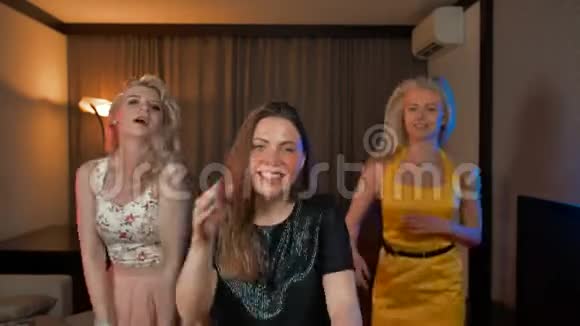 三个欢笑的女孩在聚会上一起跳舞视频的预览图