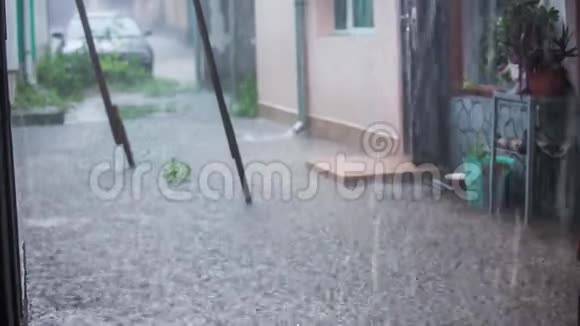 女孩在雨中穿过水坑视频的预览图