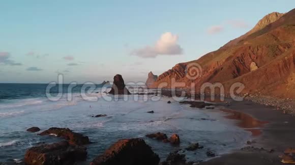 美丽的黑沙滩西班牙加那利群岛贝尼霍特内里费北岸视频的预览图
