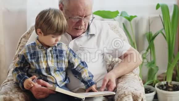 小男孩和祖父一起读书视频的预览图