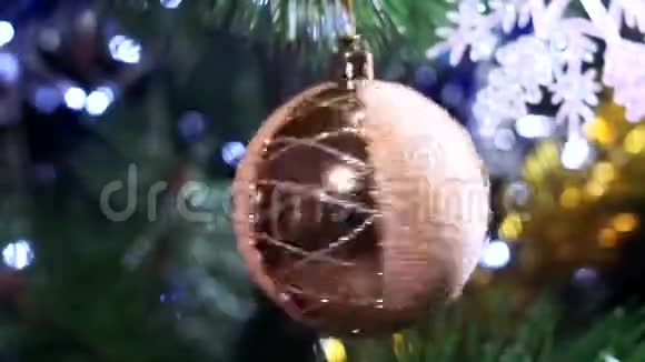圣诞球接近圣诞树的选择性焦点视频的预览图