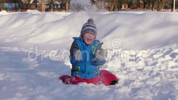 孩子们在雪地里玩耍视频的预览图