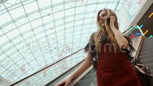 在购物中心使用智能手机的女人近距离拍摄4K股票视频视频的预览图
