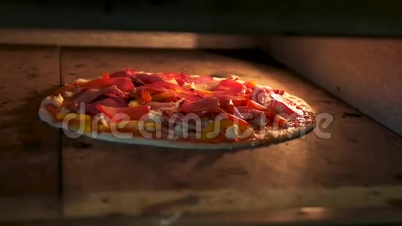披萨在烤视频的预览图