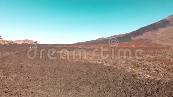 空中的加那利群岛泰德火山国家公园以山谷为背景的汽车公路视频的预览图