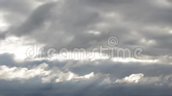 雨和雷雨云在天空中阳光照耀时间流逝雨前的天空背景复制视频的预览图