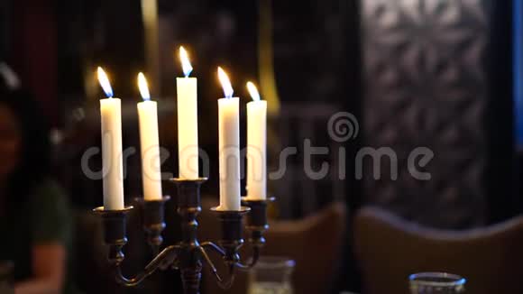 餐馆里的桌子上有几支蜡烛站在烛台上视频的预览图