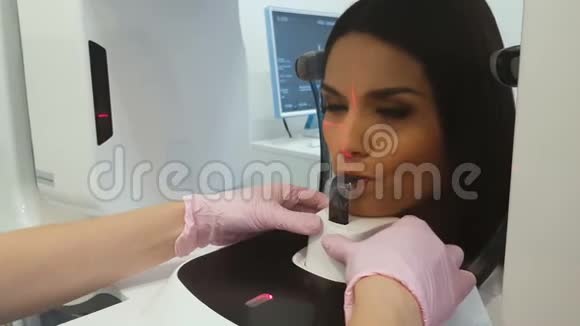 现代牙科x光机拍摄牙齿图像高端医学射线照相视频的预览图