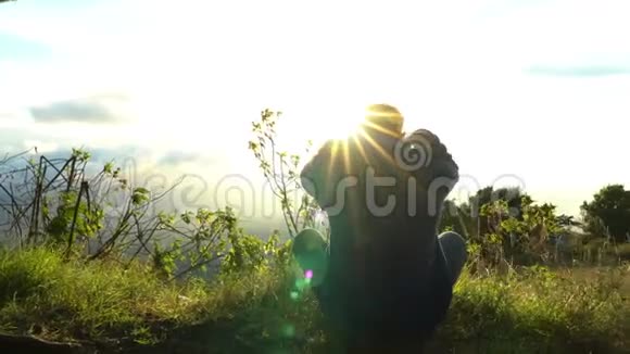 人类隐士遇见太阳升起在山的边缘在阳光下冥想戴上帽子视频的预览图