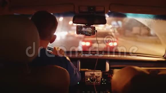 傍晚时分人们在城市的道路上驾车的后景视频的预览图