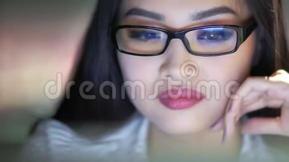 微笑的韩国员工戴着眼镜在笔记本电脑上看屏幕的画像视频的预览图