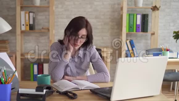 昏昏欲睡的年轻女性办公室工作人员画像视频的预览图