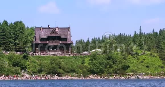 在一个夏天在波兰塔特拉斯的山湖上与一群游客一起观看小屋时间推移视频的预览图