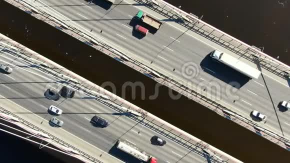 在斜拉桥上进行空中射击从河上的汽车上放大视频的预览图