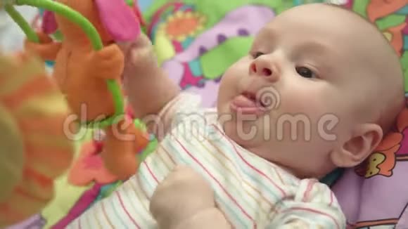 关闭婴儿显示舌头可爱宝宝玩玩具的画像视频的预览图
