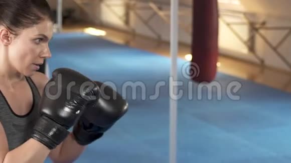 运动的女人在健身房训练她和她的搭档的拳脚坚强华丽的女人努力锻炼慢动作视频的预览图
