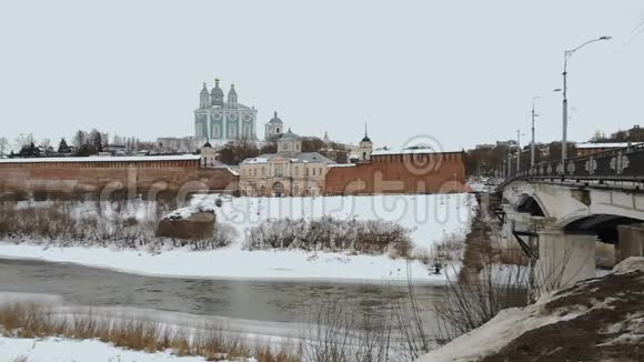河流在冬季流淌河岸上坐落着宫殿东正教教堂鲁桑市红色城墙的堡垒在那里视频的预览图