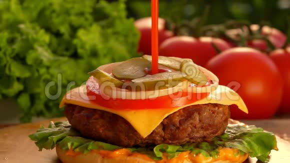 番茄酱倒在美味的汉堡上视频的预览图