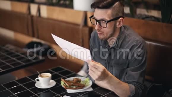 企业家在餐厅吃饭和工作视频的预览图