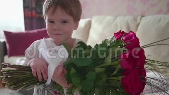 快乐的宝宝捧着一大束红玫瑰送给妈妈生日礼物视频的预览图