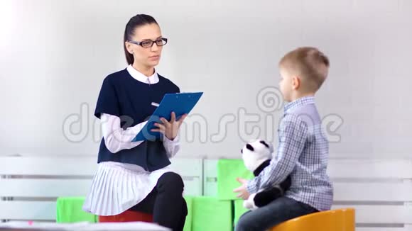 女儿童心理学家与小男孩讨论治疗问题视频的预览图