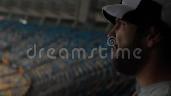足球迷在体育场对球员嘘声对比赛不满动作缓慢视频的预览图