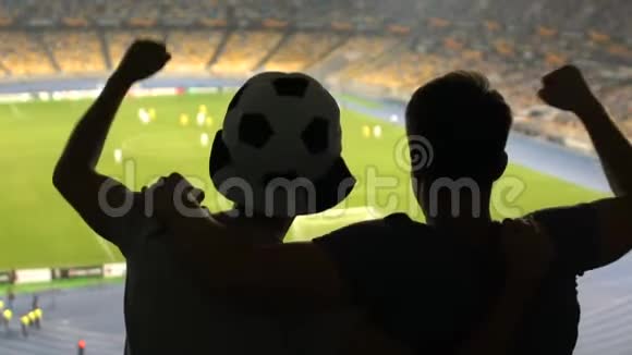 足球迷在看台上跳跃为国家队加油令人兴奋的比赛视频的预览图