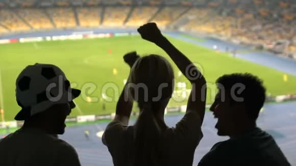 足球迷举起女孩对比赛胜利感到高兴积极的情绪和喜悦视频的预览图